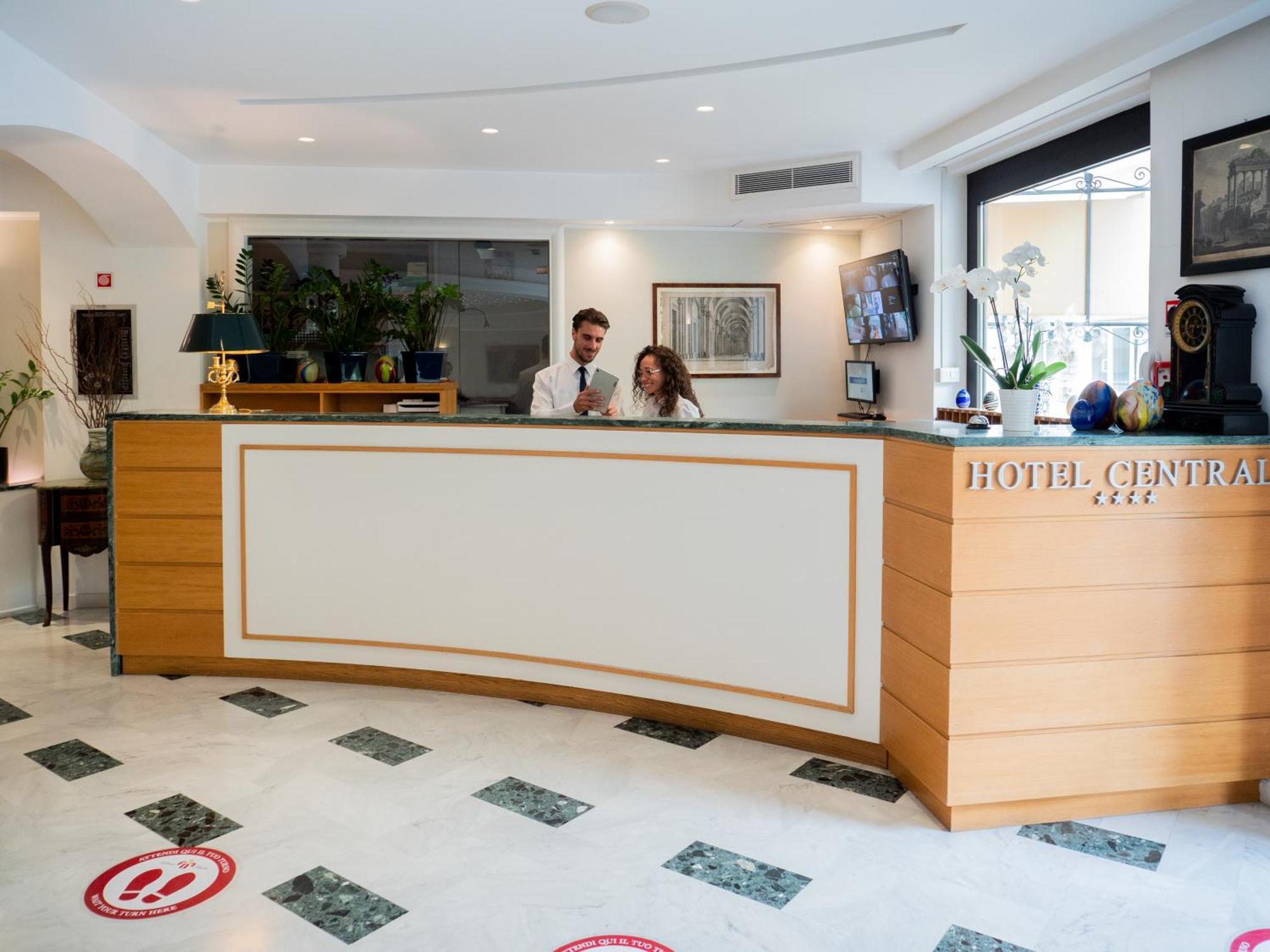 Hotel Central Wellness Sorrento Bagian luar foto