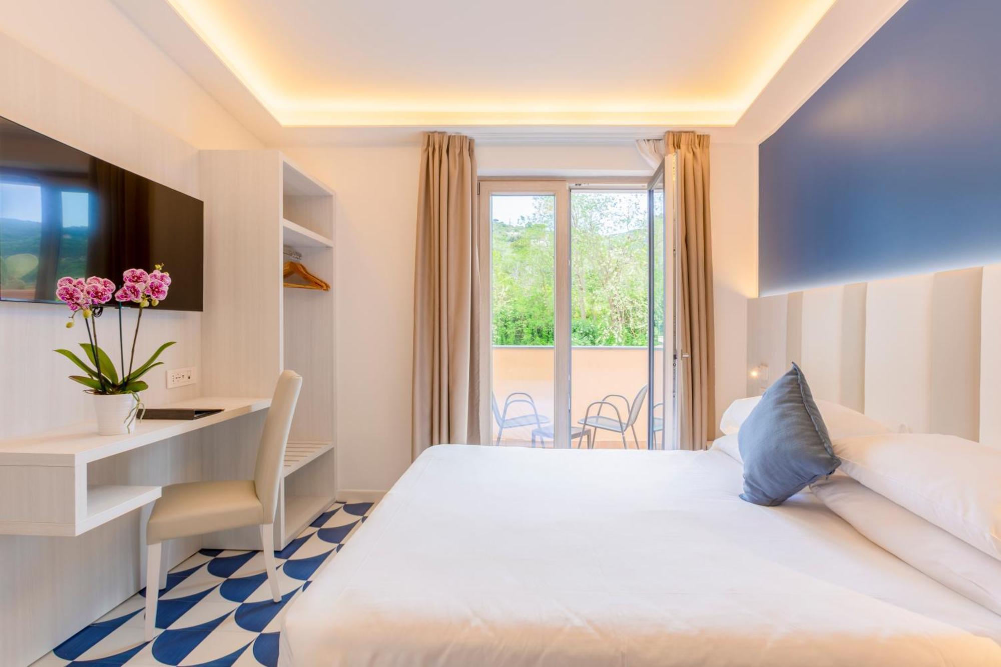Hotel Central Wellness Sorrento Bagian luar foto